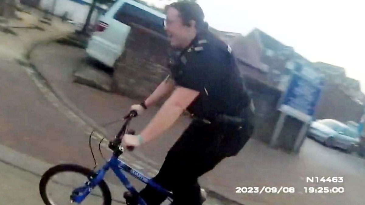 Policistka si od malého chlapce půjčila kolo a vyrazila za zlodějem